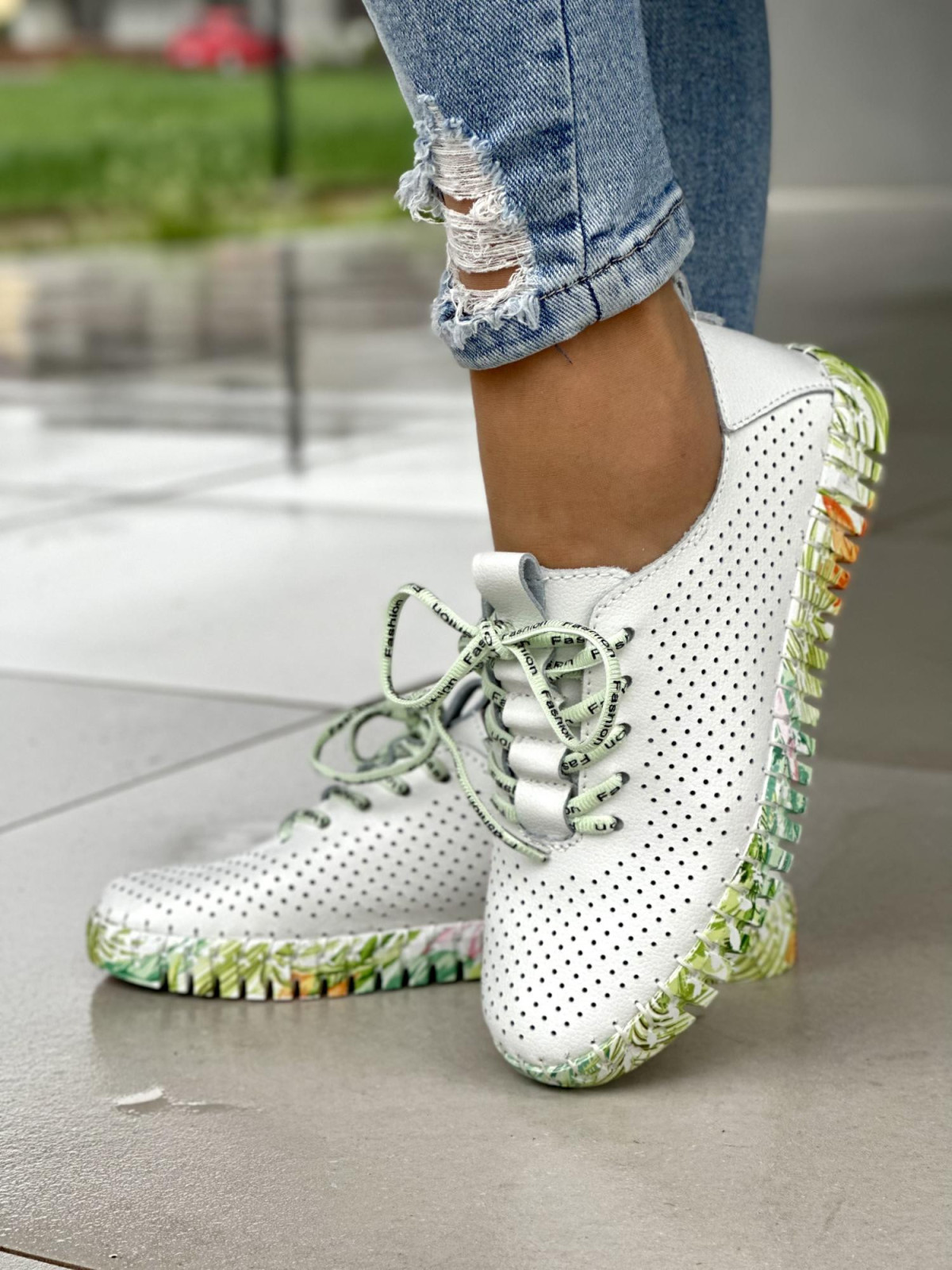 Wygodne ażurowe białe trampki damskie na kolorowej podeszwie, skóra naturalna