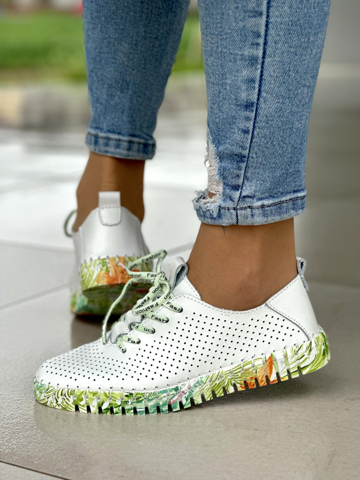 Wygodne ażurowe białe trampki damskie na kolorowej podeszwie, skóra naturalna