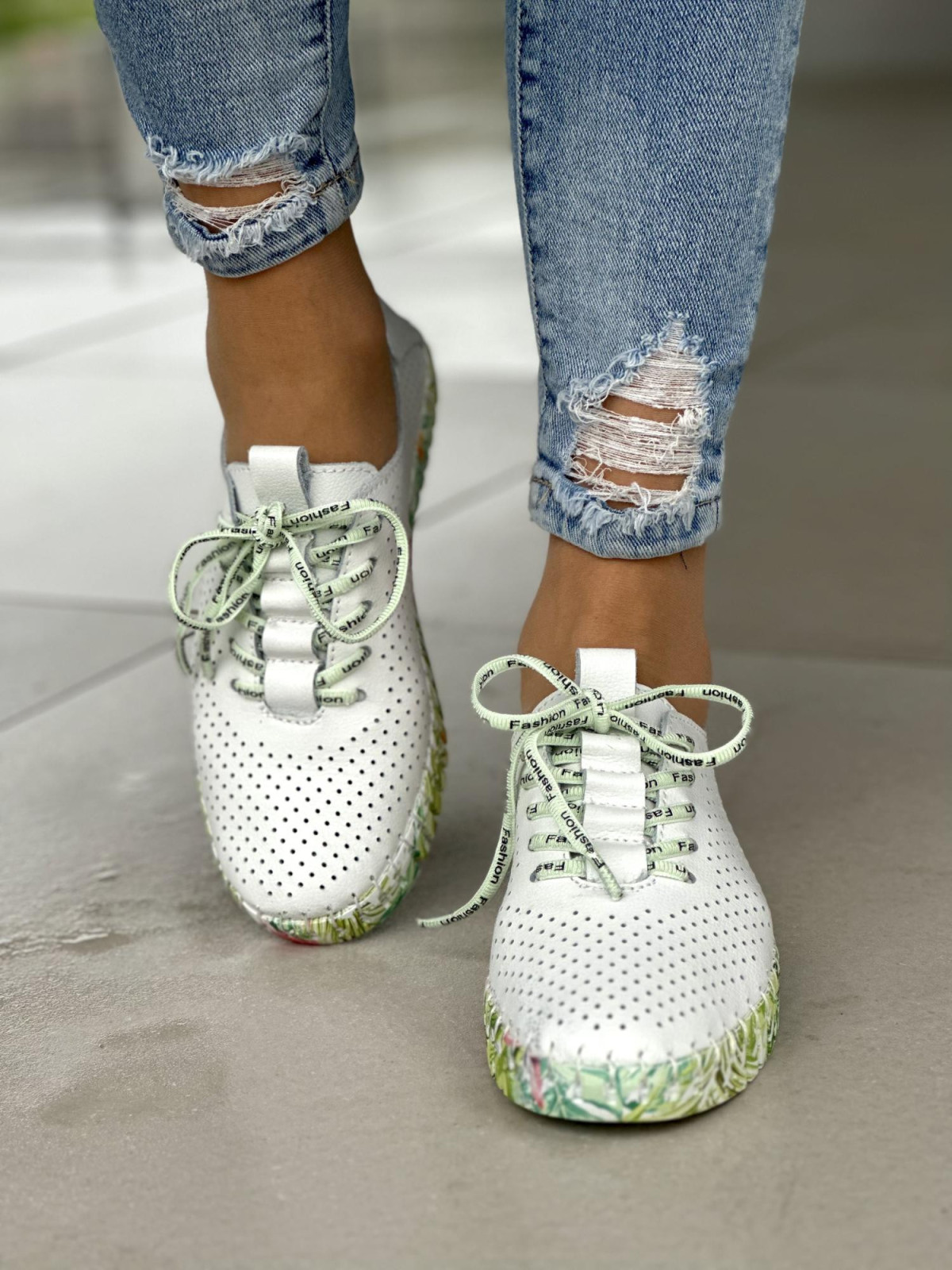 Wygodne ażurowe białe trampki damskie na kolorowej podeszwie, skóra naturalna