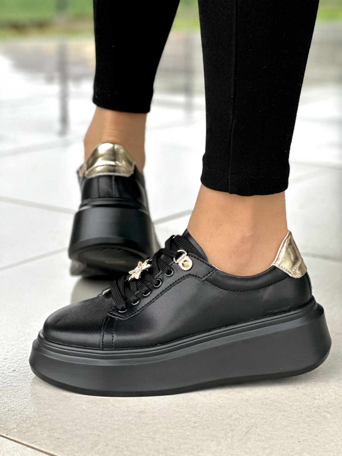Czarne trampki damskie na platformie, ze złotymi akcentami, skóra naturalna