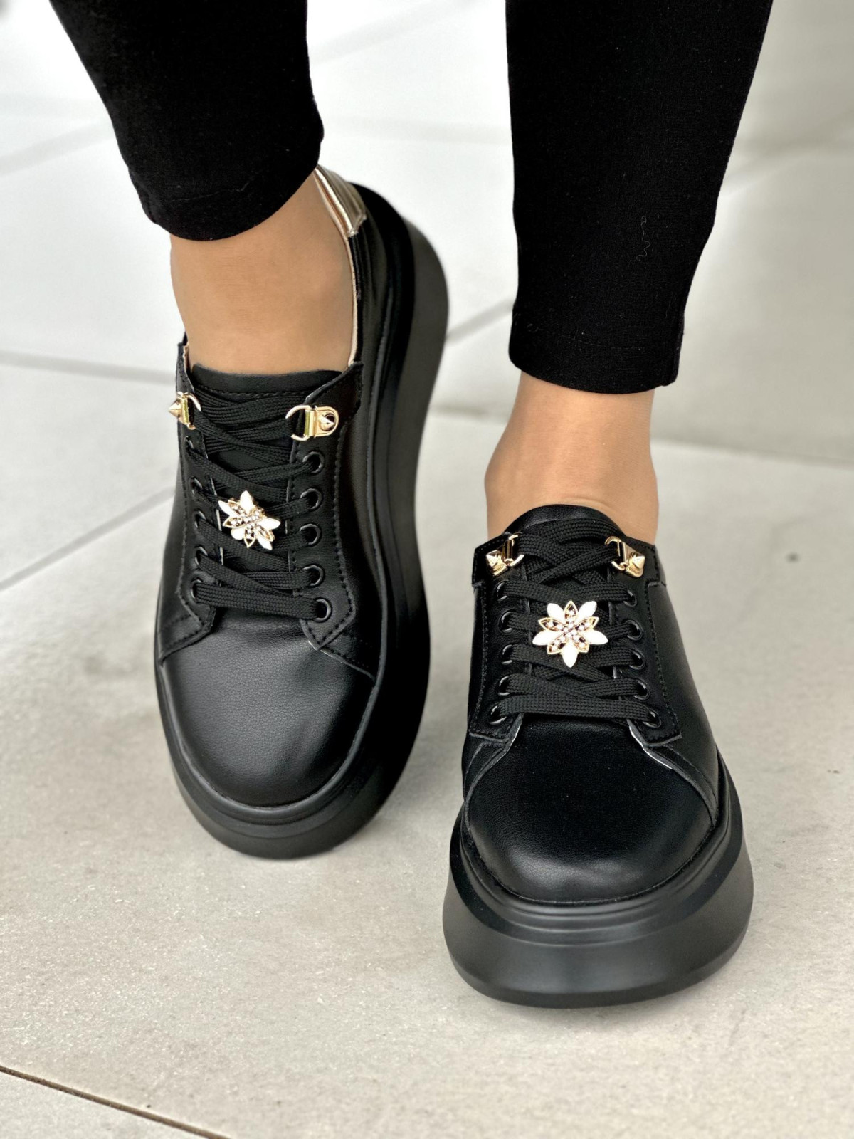 Czarne trampki damskie na platformie, ze złotymi akcentami, skóra naturalna
