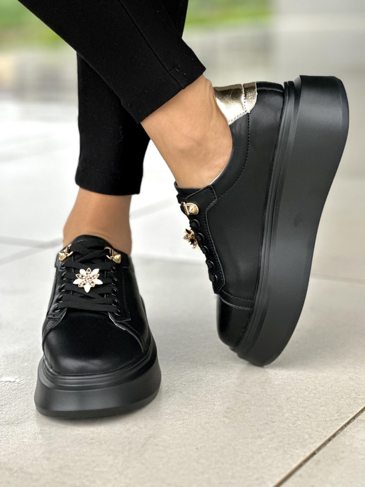 Czarne trampki damskie na platformie, ze złotymi akcentami, skóra naturalna