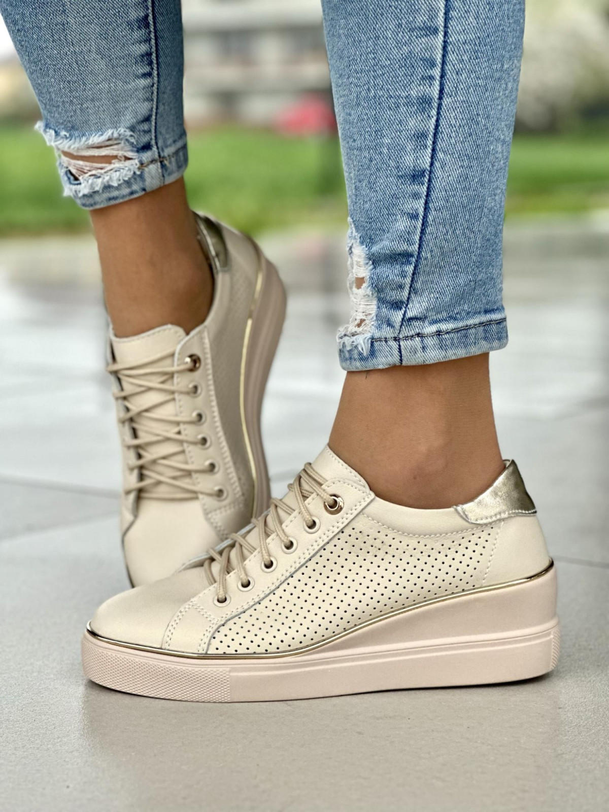 Bezowe-trampki-damskie-skorzane-na-lekkiej-koturnie