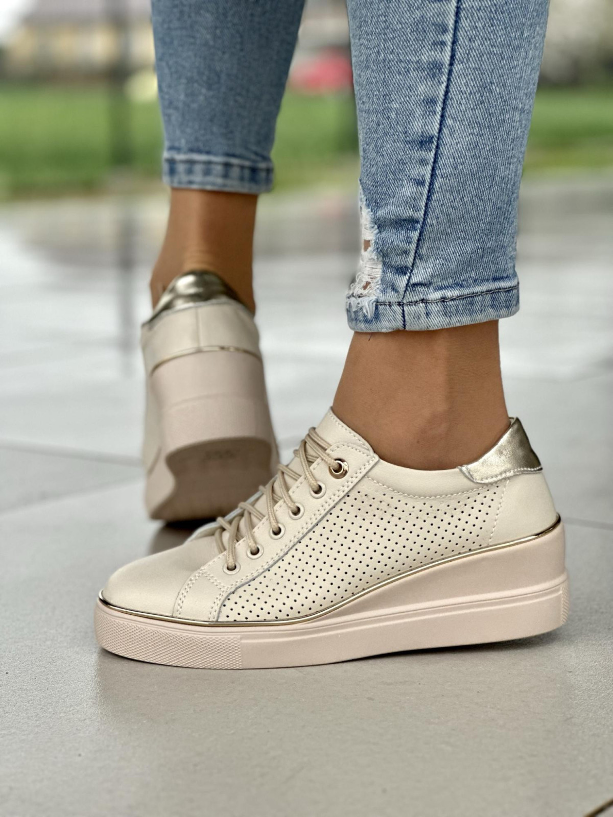 Bezowe-trampki-damskie-skorzane-na-lekkiej-koturnie