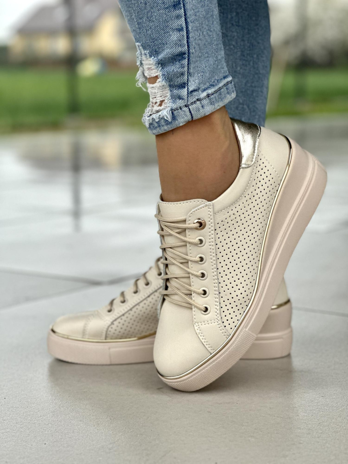 Bezowe-trampki-damskie-skorzane-na-lekkiej-koturnie