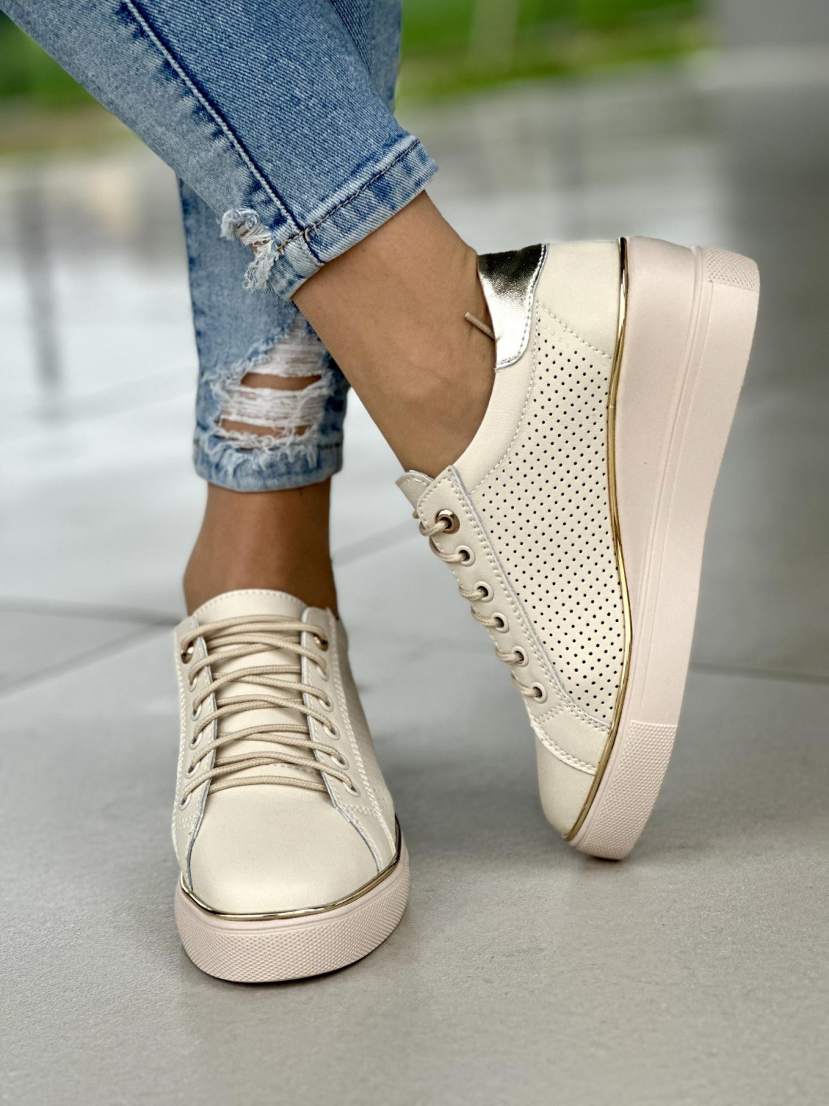 Bezowe-trampki-damskie-skorzane-na-lekkiej-koturnie