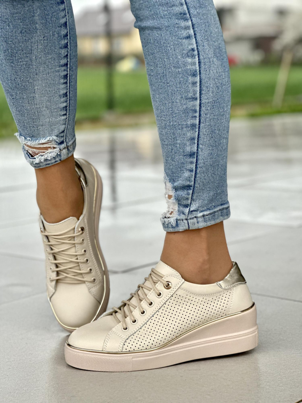 Bezowe-trampki-damskie-skorzane-na-lekkiej-koturnie