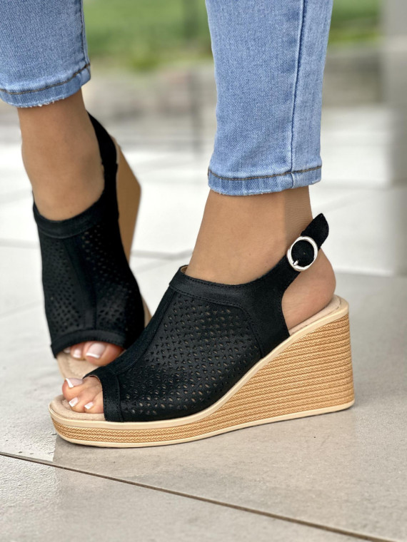 Lekkie i wygodne czarne sandały damskie na koturnie, skóra naturalna