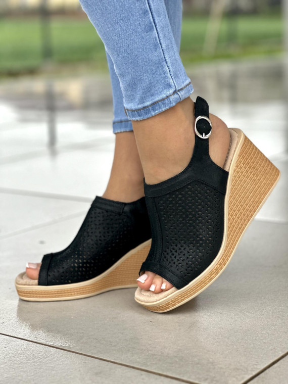 Lekkie i wygodne czarne sandały damskie na koturnie, skóra naturalna