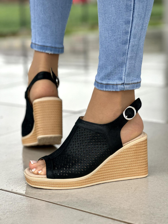 Lekkie i wygodne czarne sandały damskie na koturnie, skóra naturalna