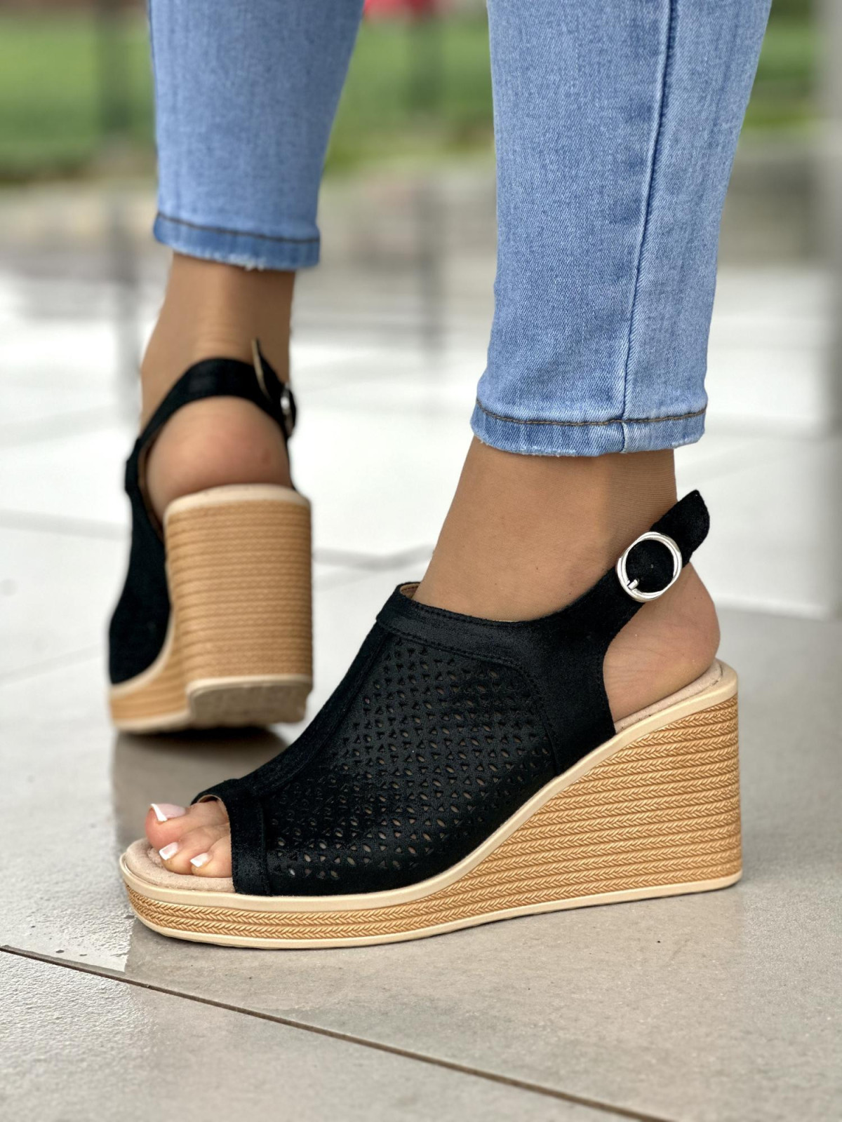 Lekkie i wygodne czarne sandały damskie na koturnie, skóra naturalna