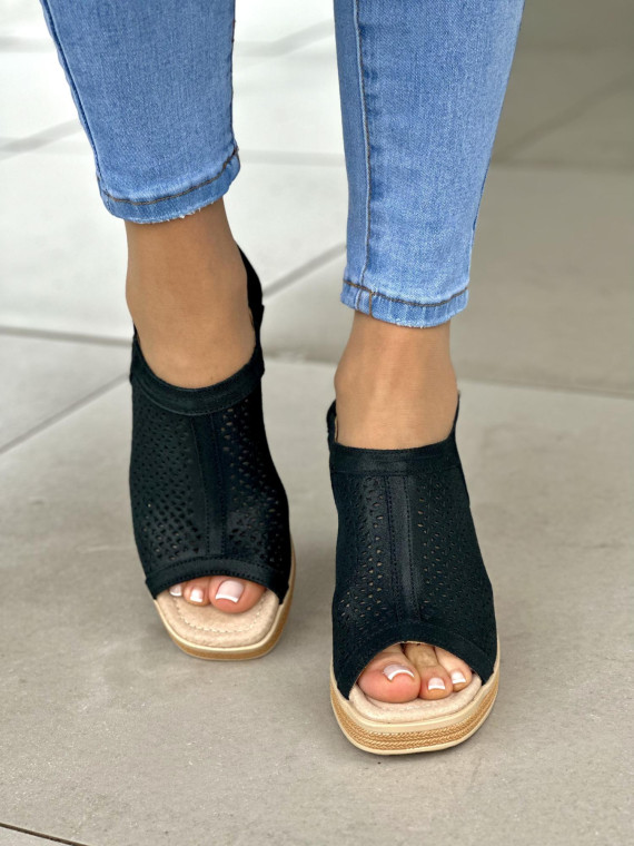 Lekkie i wygodne czarne sandały damskie na koturnie, skóra naturalna