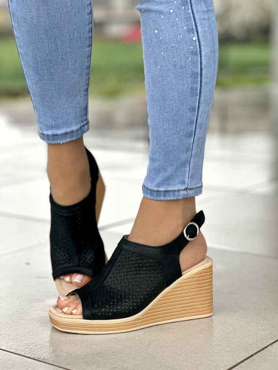 Lekkie i wygodne czarne sandały damskie na koturnie, skóra naturalna