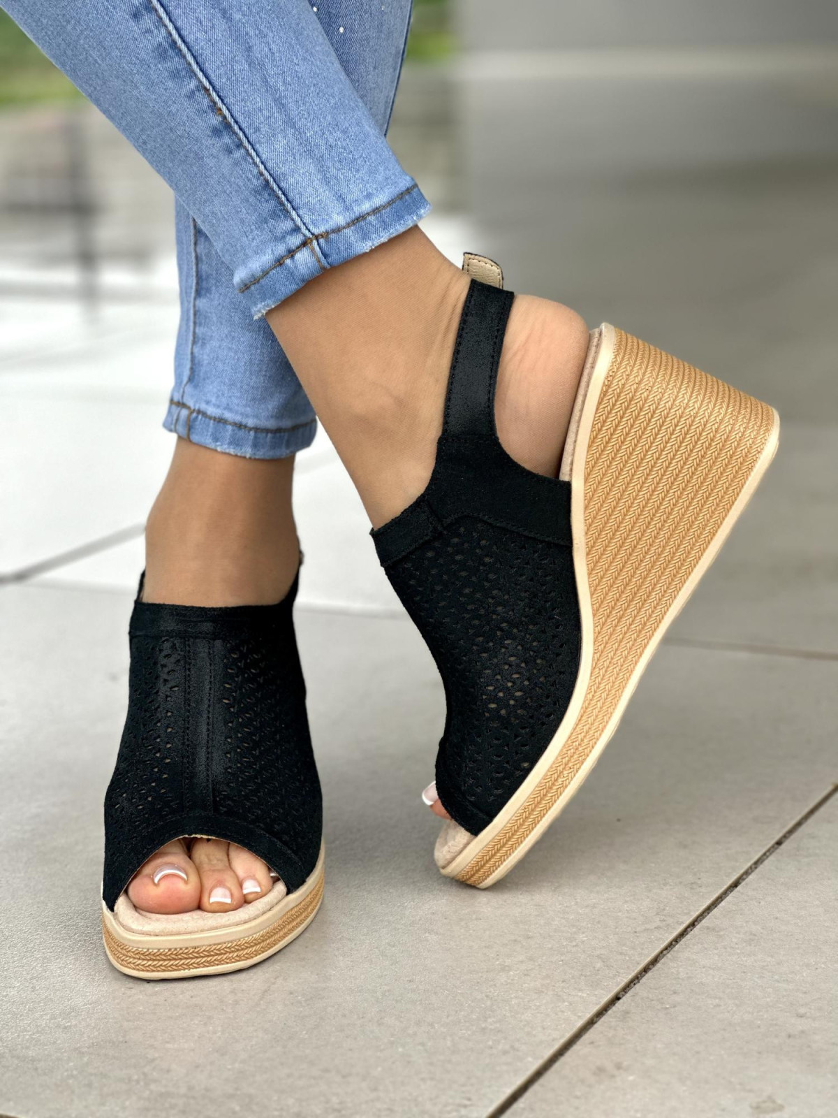 Lekkie i wygodne czarne sandały damskie na koturnie, skóra naturalna