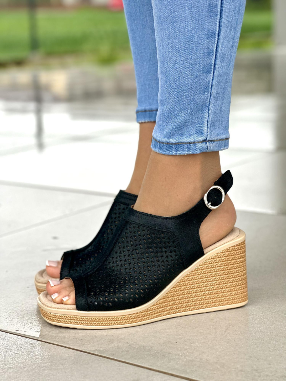 Lekkie i wygodne czarne sandały damskie na koturnie, skóra naturalna