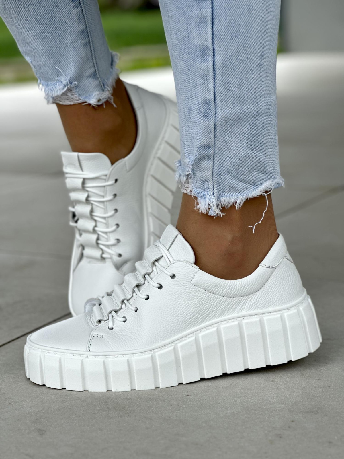 Klasyczne białe trampki damskie na wyższej podeszwie, skóra naturalna