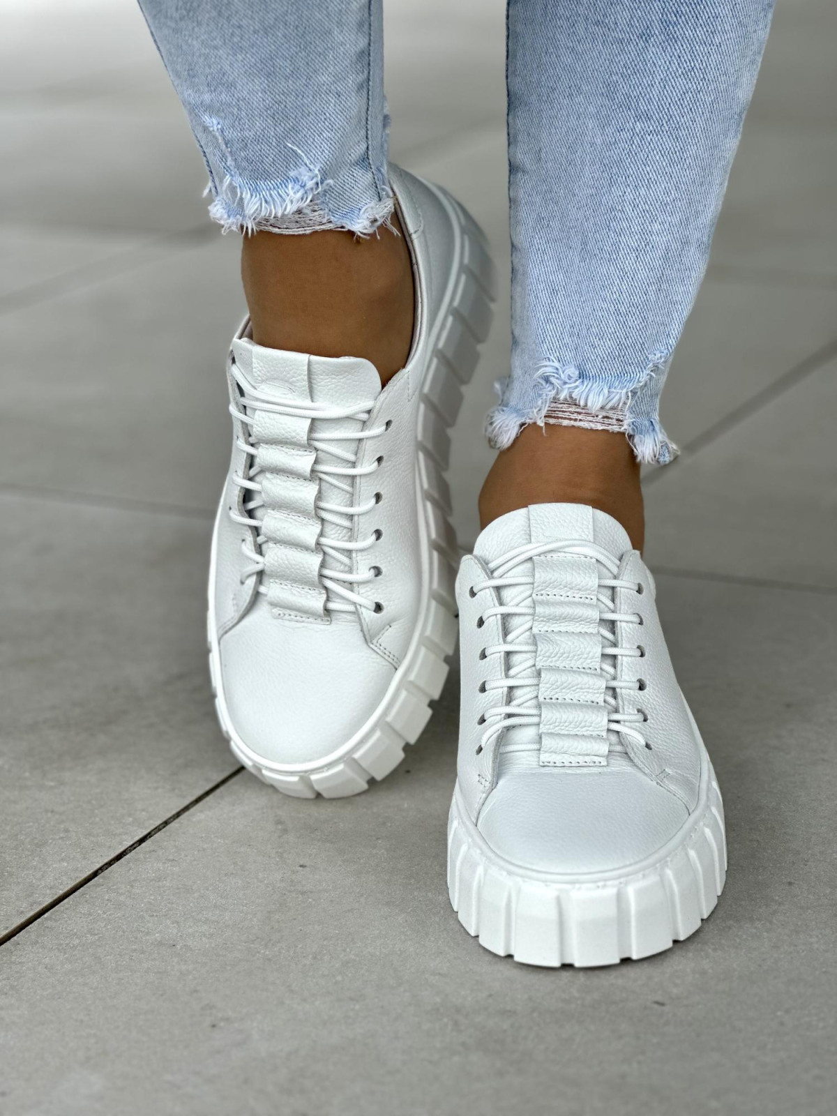 Klasyczne białe trampki damskie na wyższej podeszwie, skóra naturalna