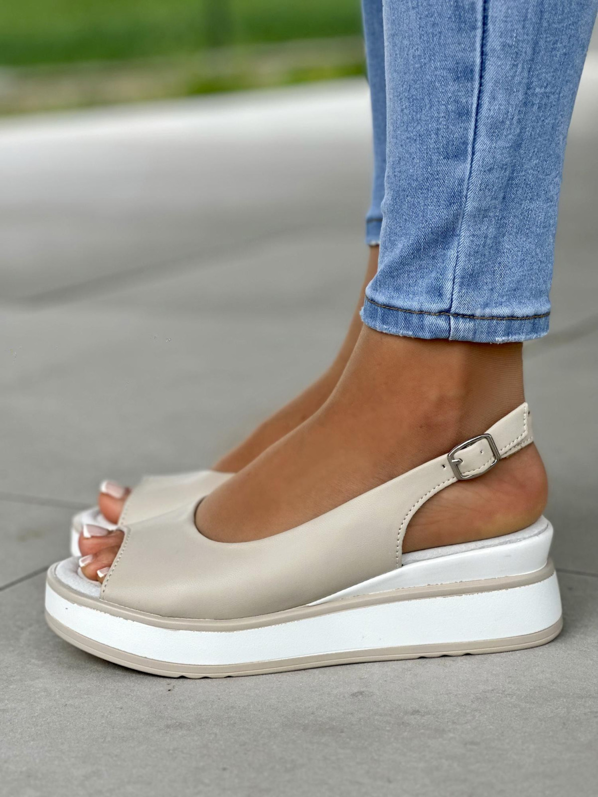 Lekkie i wygodne beżowe sandały damskie, skóra naturalna