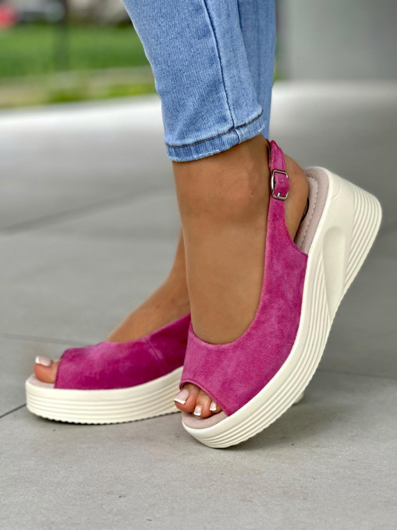 Śliczne fuksjowe sandały damskie na lekkiej koturnie, skóra naturalna