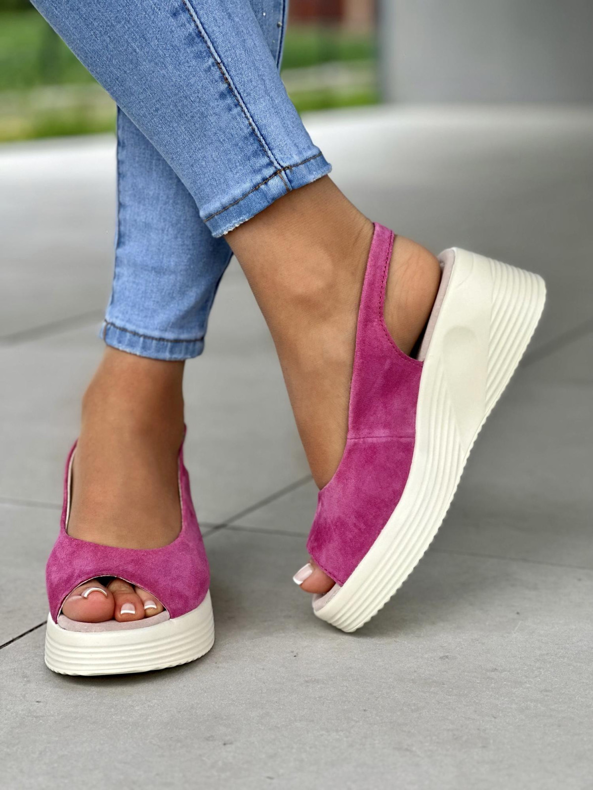 Śliczne fuksjowe sandały damskie na lekkiej koturnie, skóra naturalna