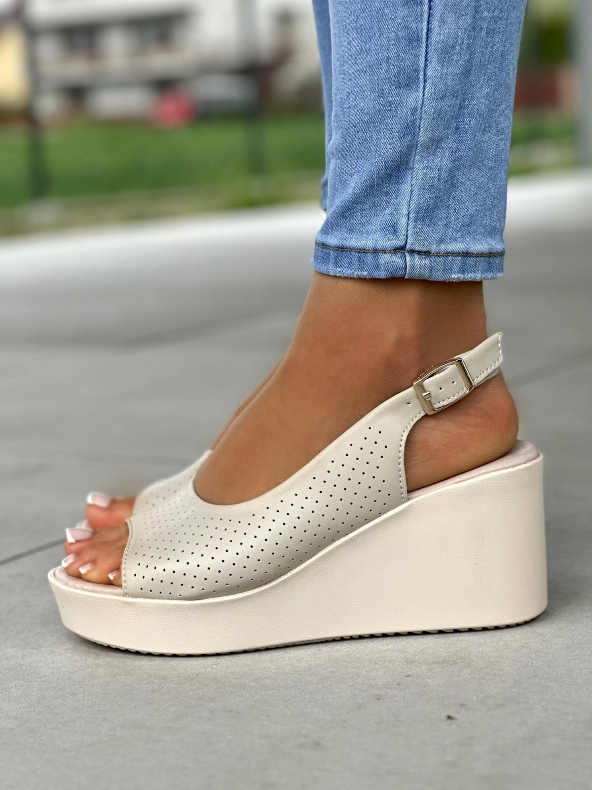 Ażurowe beżowe sandały damskie na koturnie, skóra naturalna