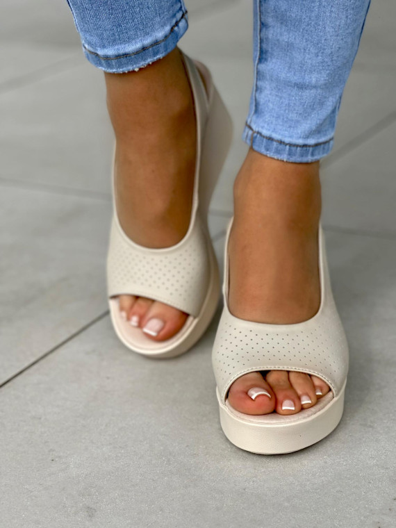 Ażurowe beżowe sandały damskie na koturnie, skóra naturalna