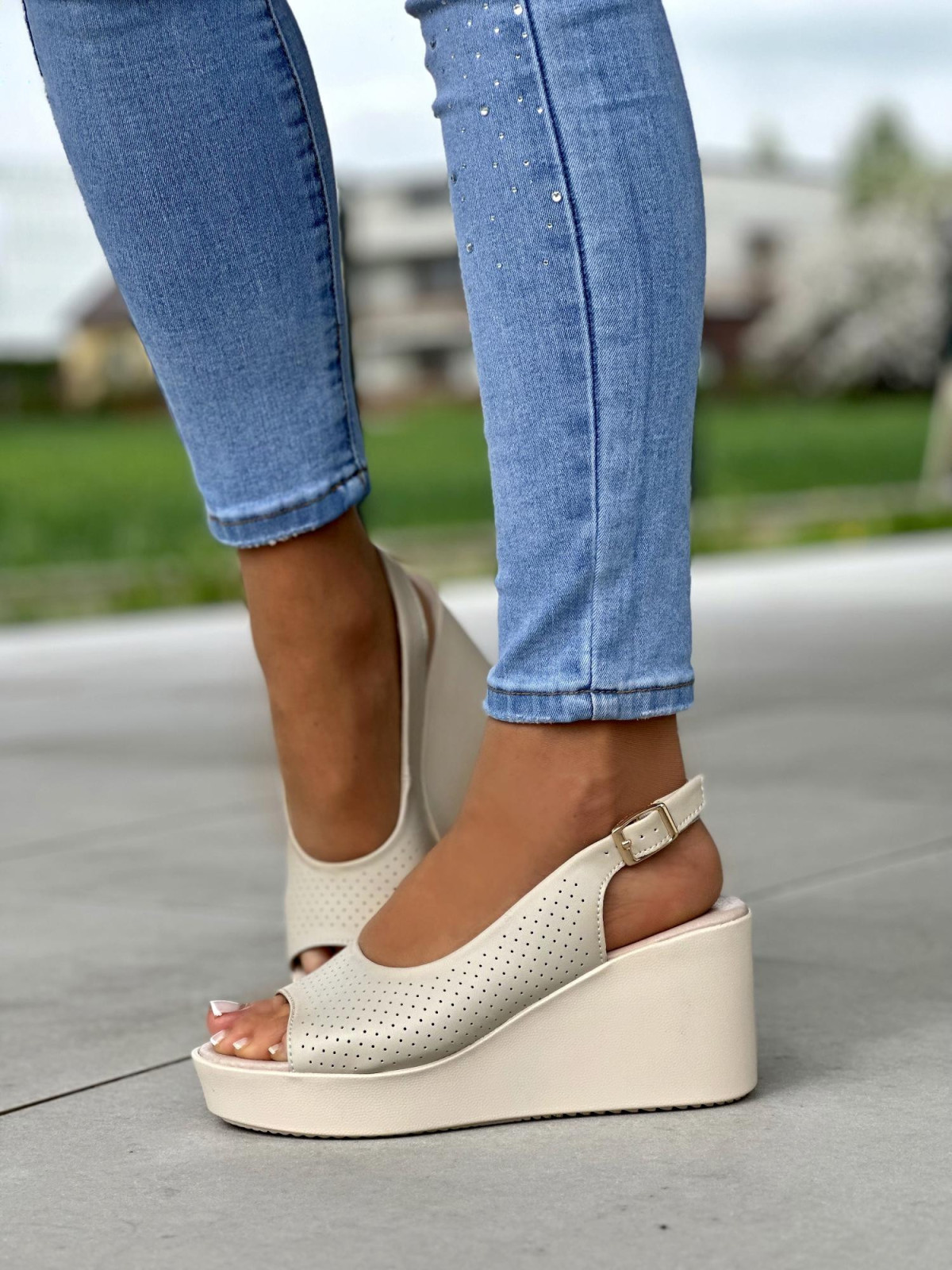 Ażurowe beżowe sandały damskie na koturnie, skóra naturalna