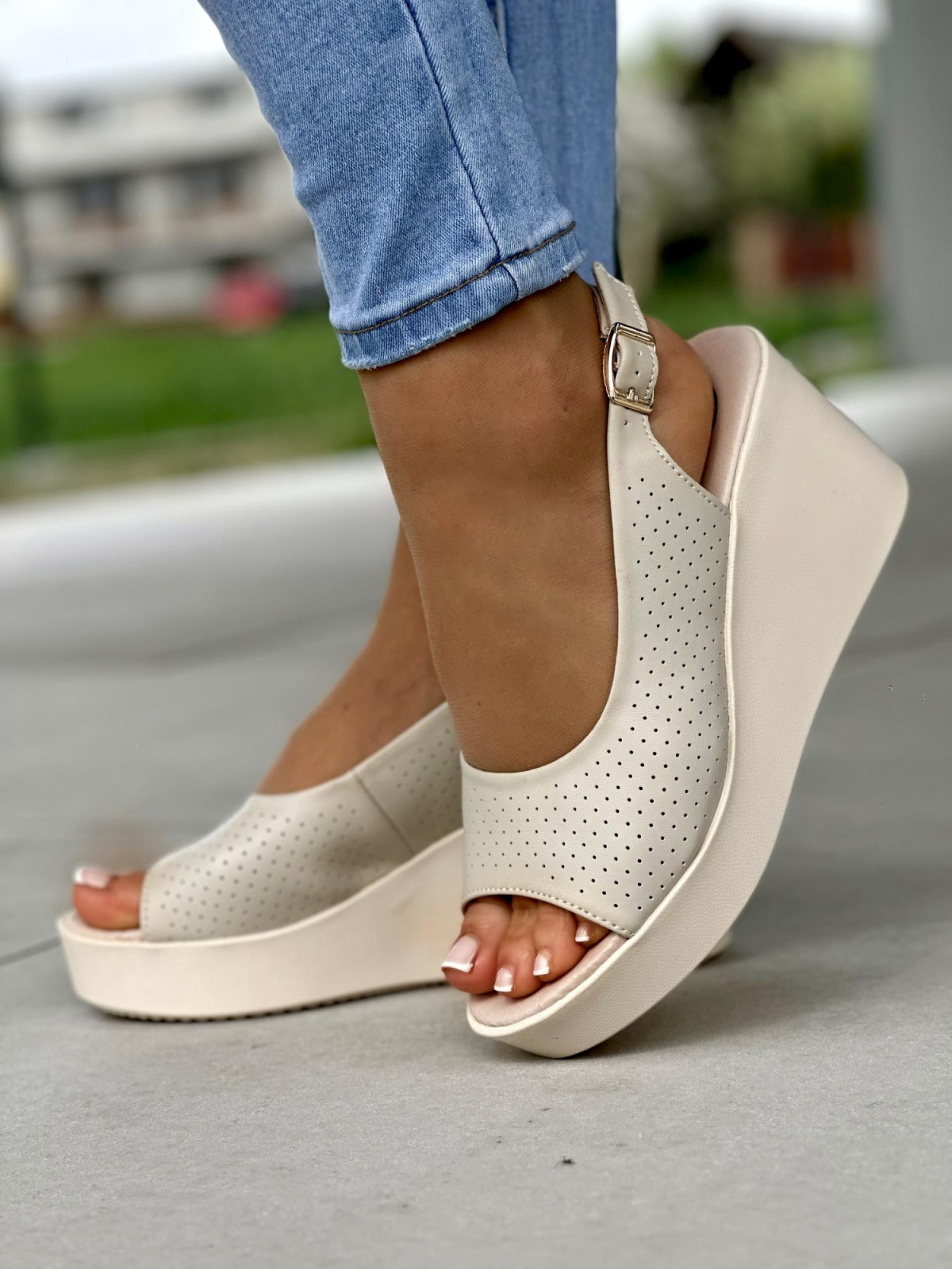 Ażurowe beżowe sandały damskie na koturnie, skóra naturalna