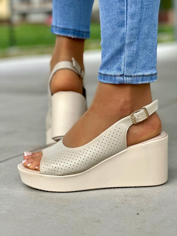 Ażurowe beżowe sandały damskie na koturnie, skóra naturalna