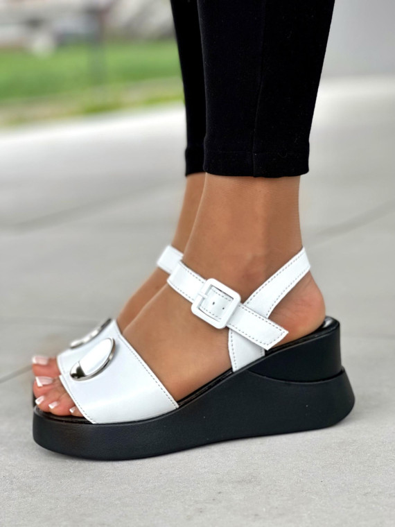 Wyjątkowe biało-czarne sandały damskie na koturnie, skóra naturalna