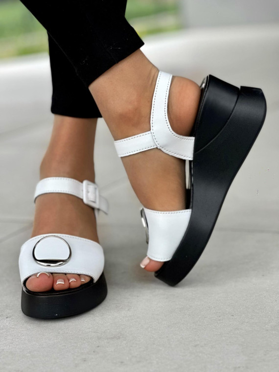 Wyjątkowe biało-czarne sandały damskie na koturnie, skóra naturalna