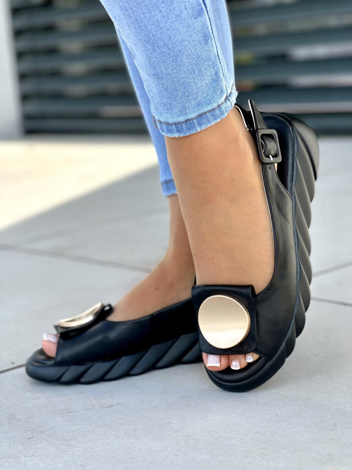 Wygodne czarne sandały damskie z ozdobą, skóra naturalna