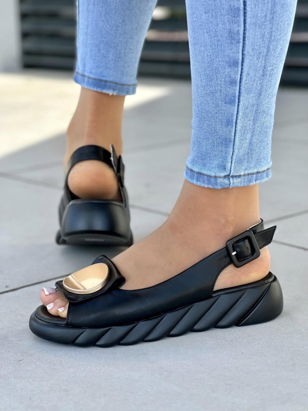 Wygodne czarne sandały damskie z ozdobą, skóra naturalna