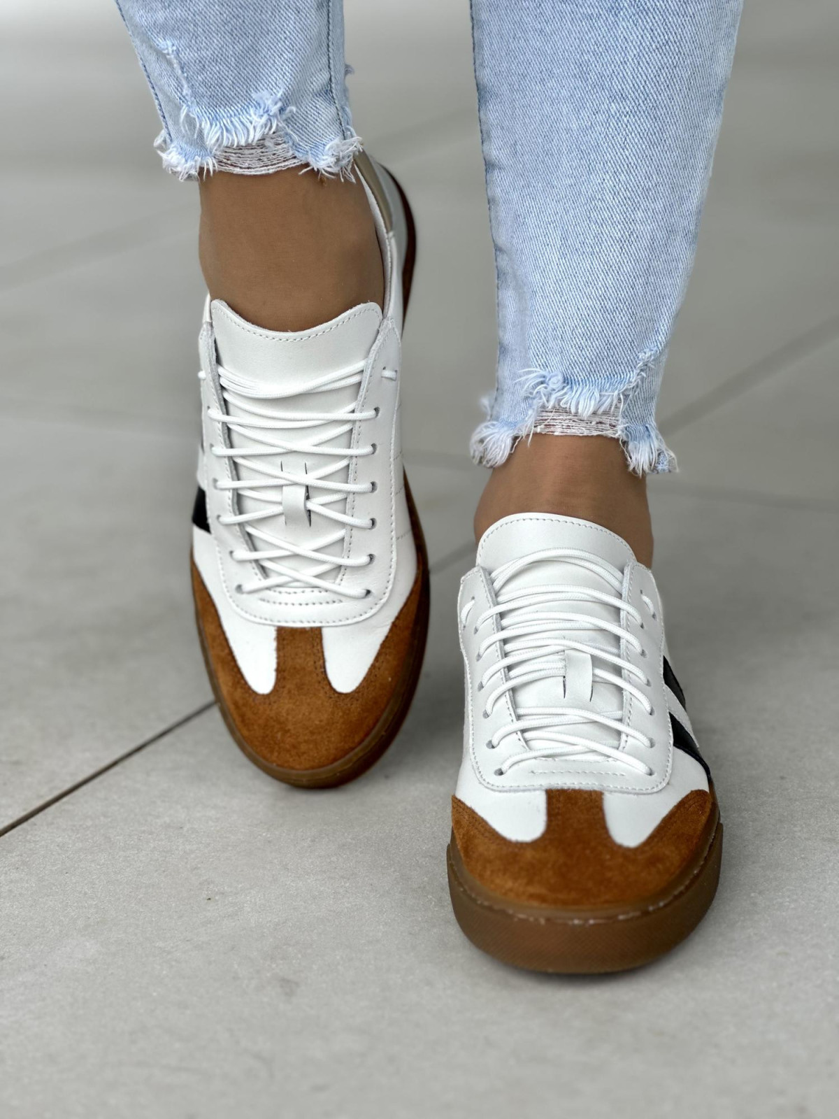 Stylowe białe trampki damskie z kolorowymi akcentami, skóra naturalna