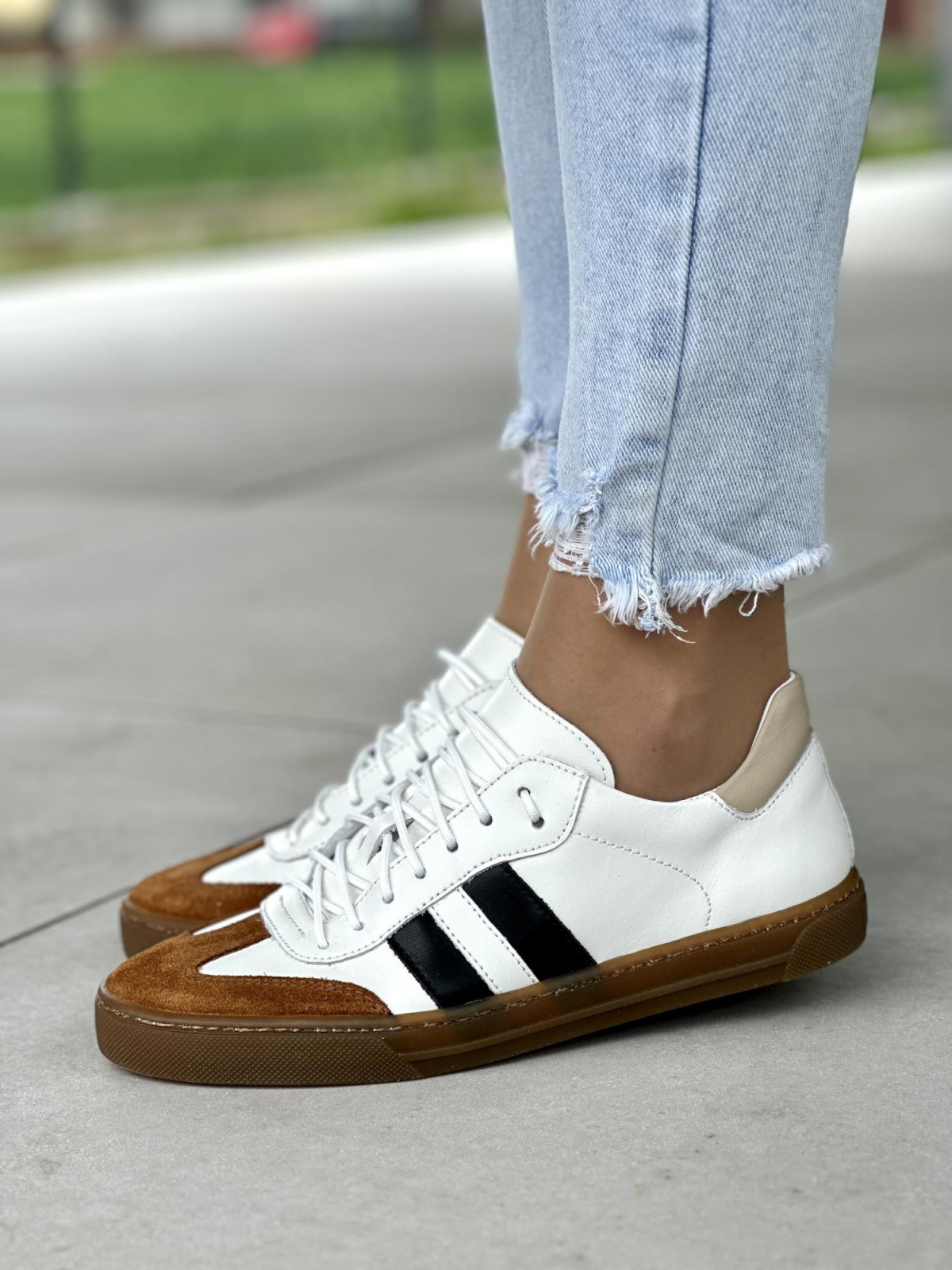 Stylowe białe trampki damskie z kolorowymi akcentami, skóra naturalna