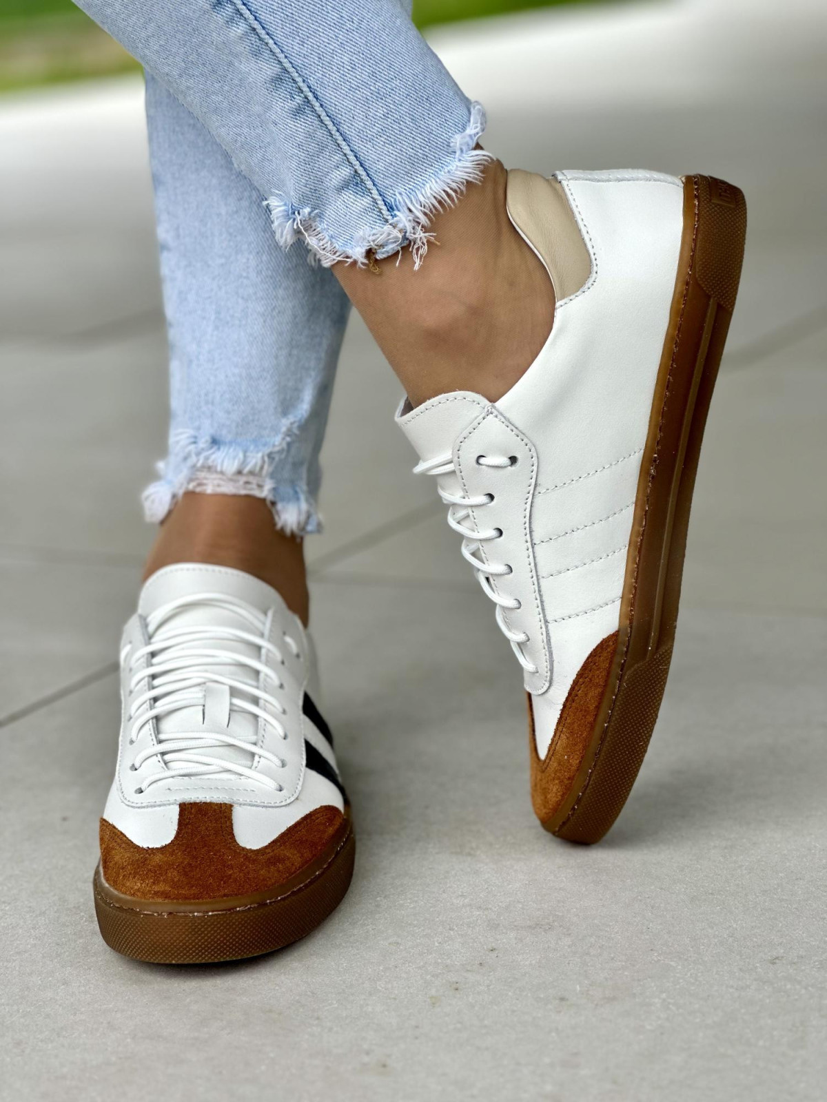 Stylowe białe trampki damskie z kolorowymi akcentami, skóra naturalna