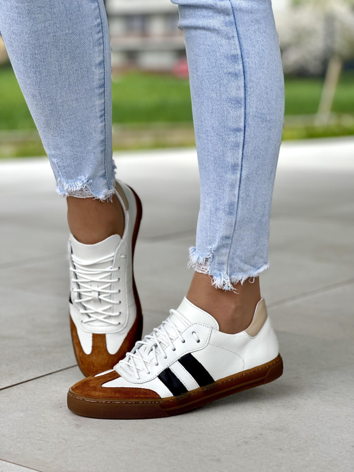 Stylowe białe trampki damskie z kolorowymi akcentami, skóra naturalna