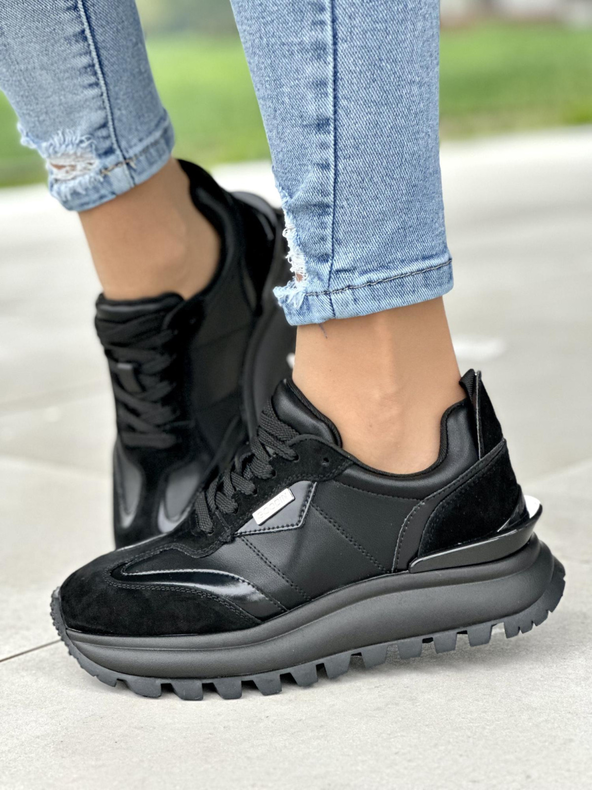 Śliczne czarne sneakersy damskie na wyższej podeszwie, skóra naturalna