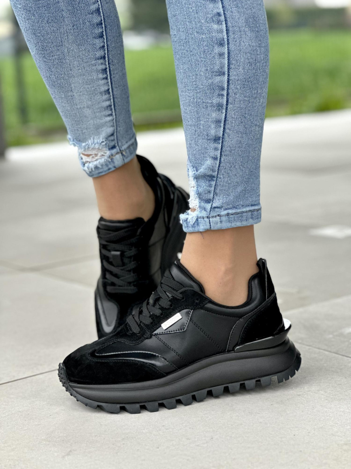 Śliczne czarne sneakersy damskie na wyższej podeszwie, skóra naturalna