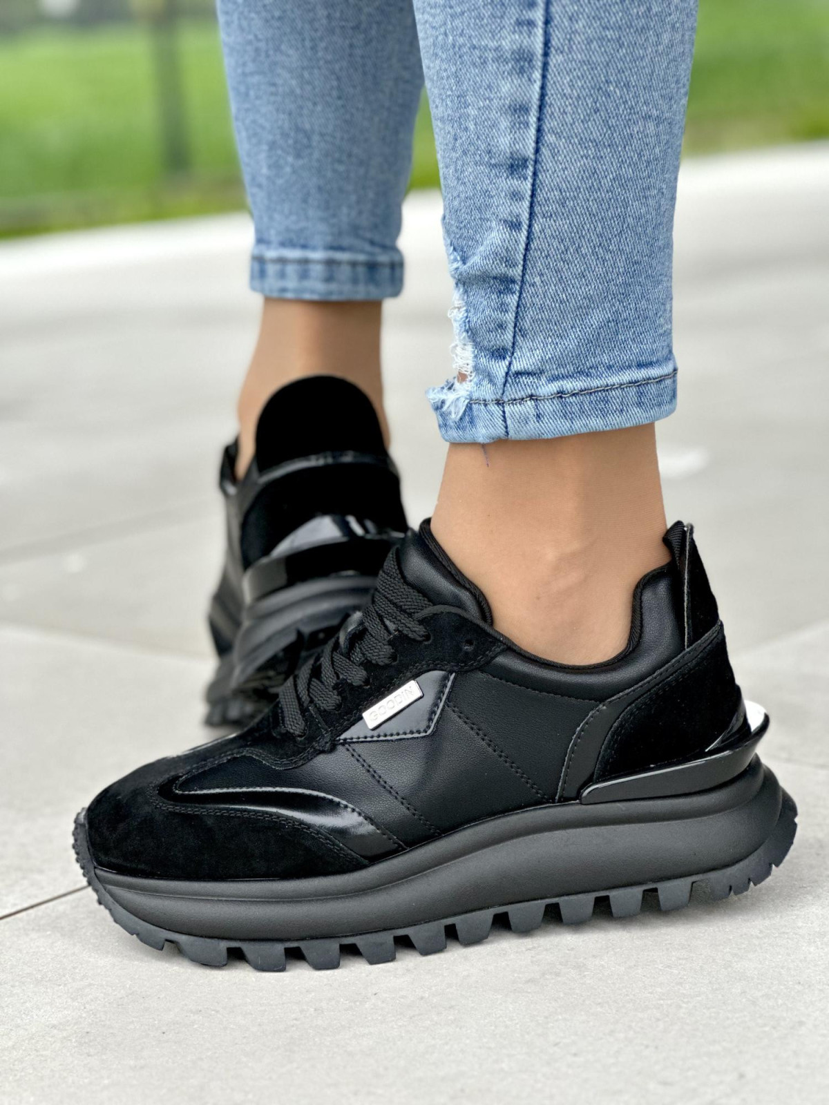 Śliczne czarne sneakersy damskie na wyższej podeszwie, skóra naturalna