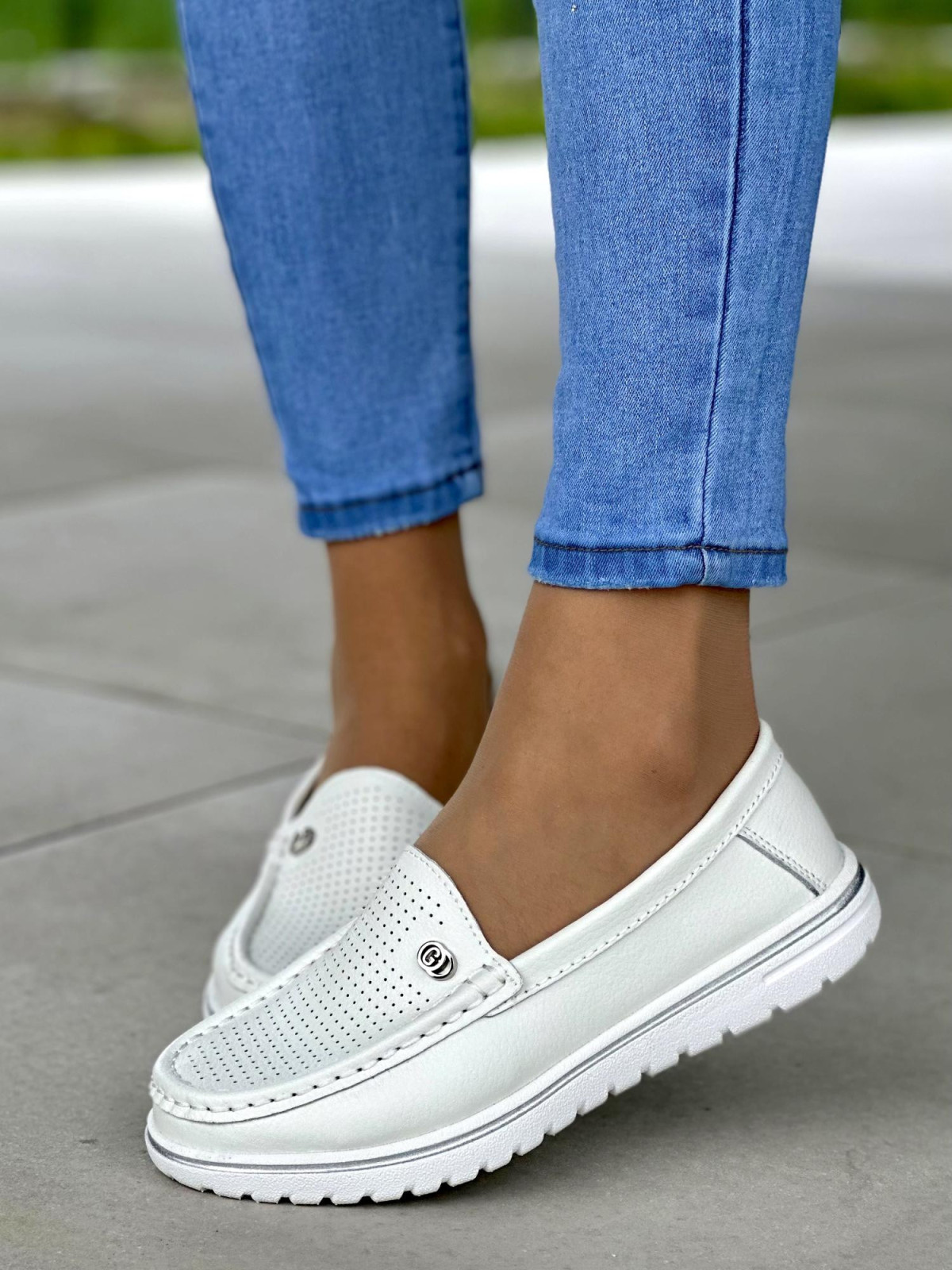 Stylowe i wygodne białe mokasyny damskie, skóra naturalna