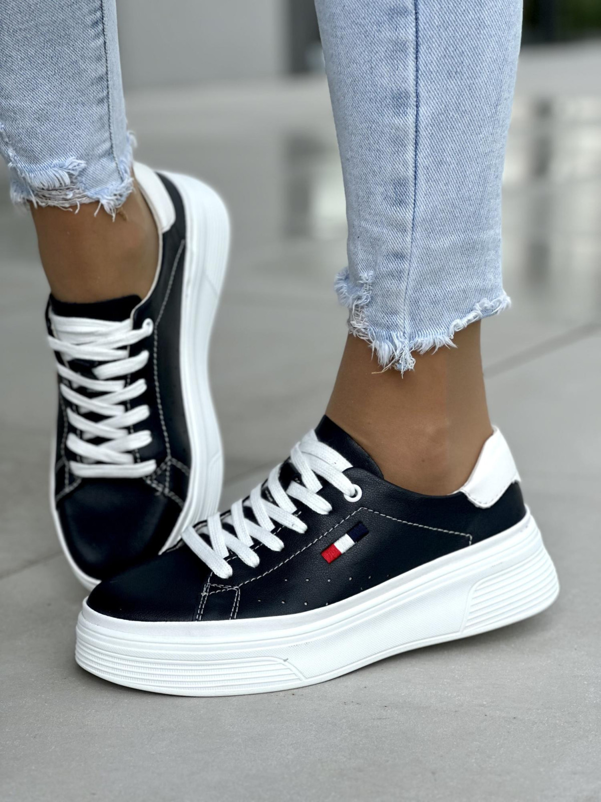 Granatowe-miekkie-i-wygodne-trampki-ze-skory-naturalnej