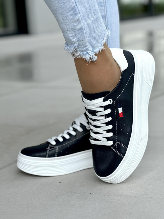 Granatowe-miekkie-i-wygodne-trampki-ze-skory-naturalnej