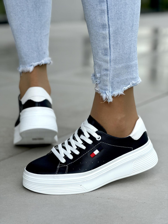 Granatowe-miekkie-i-wygodne-trampki-ze-skory-naturalnej