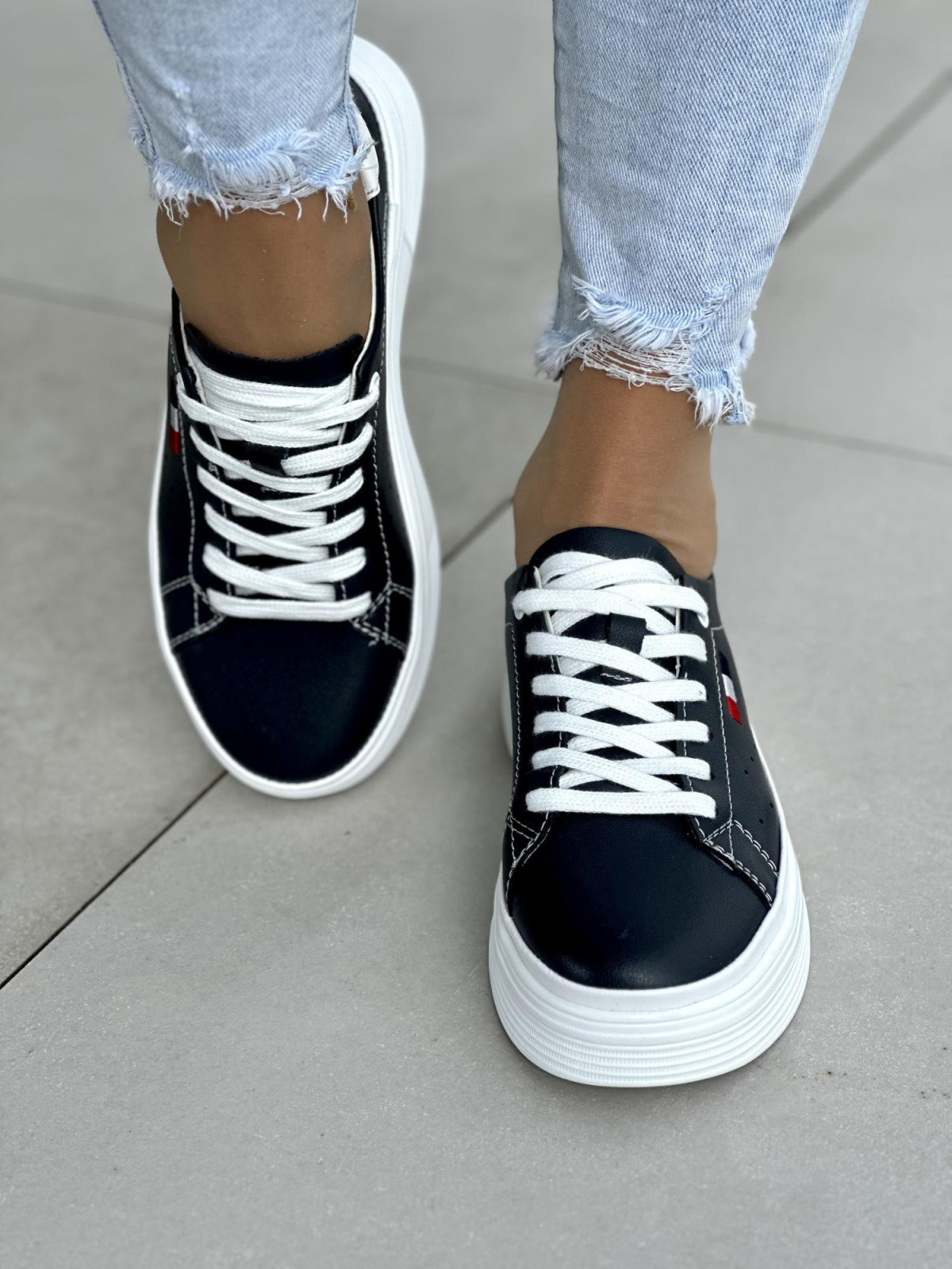 Granatowe-miekkie-i-wygodne-trampki-ze-skory-naturalnej