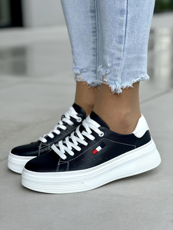 Granatowe-miekkie-i-wygodne-trampki-ze-skory-naturalnej