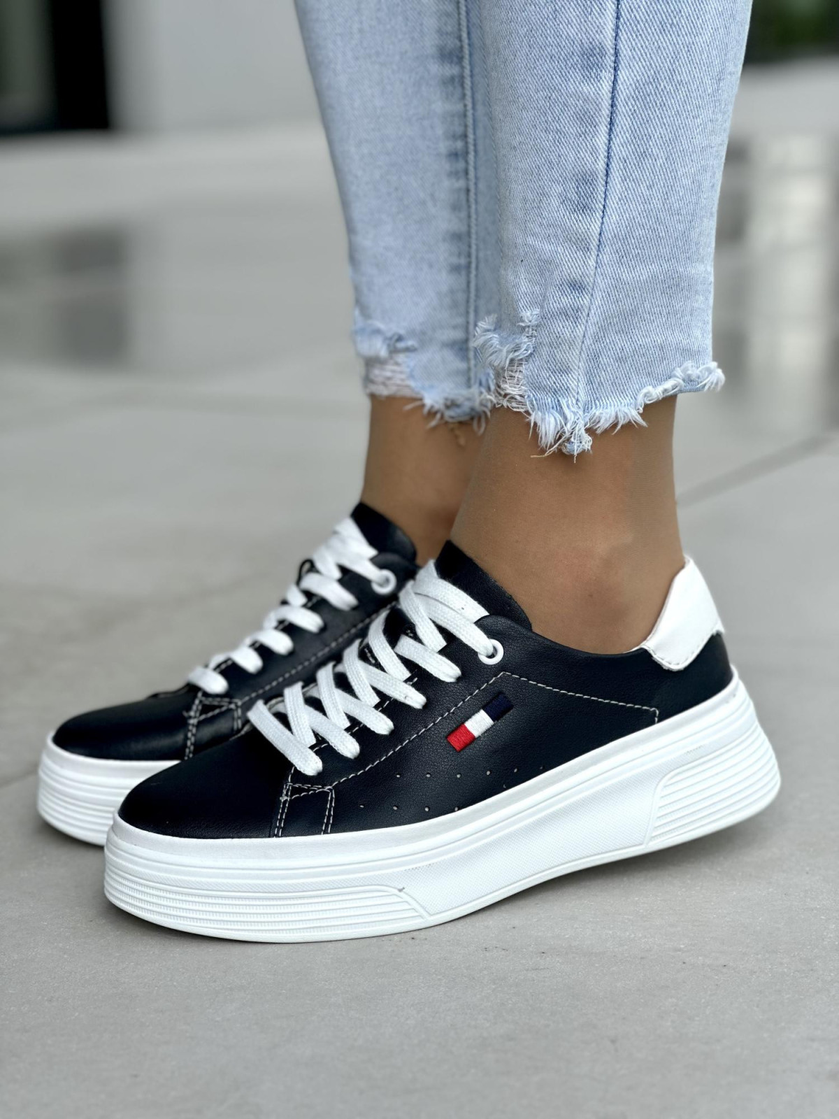 Granatowe-miekkie-i-wygodne-trampki-ze-skory-naturalnej