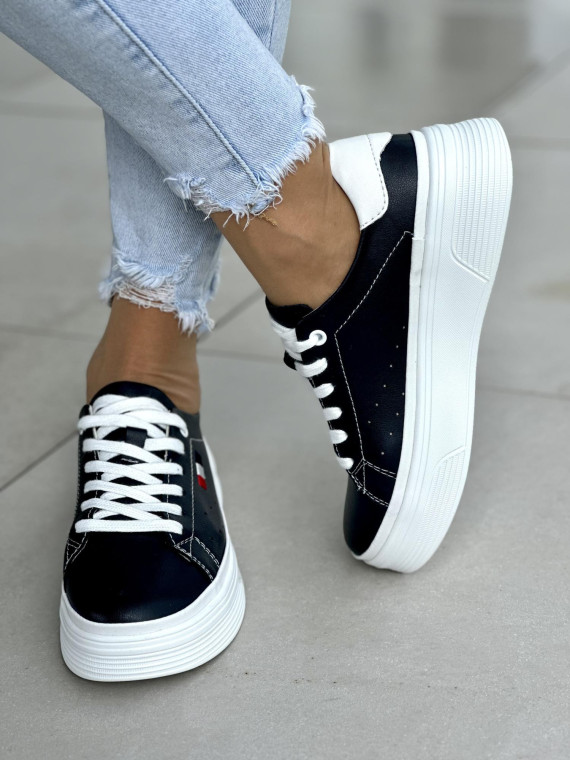 Granatowe-miekkie-i-wygodne-trampki-ze-skory-naturalnej