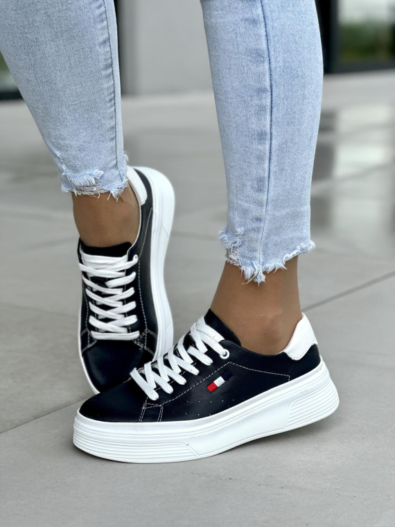 Granatowe-miekkie-i-wygodne-trampki-ze-skory-naturalnej