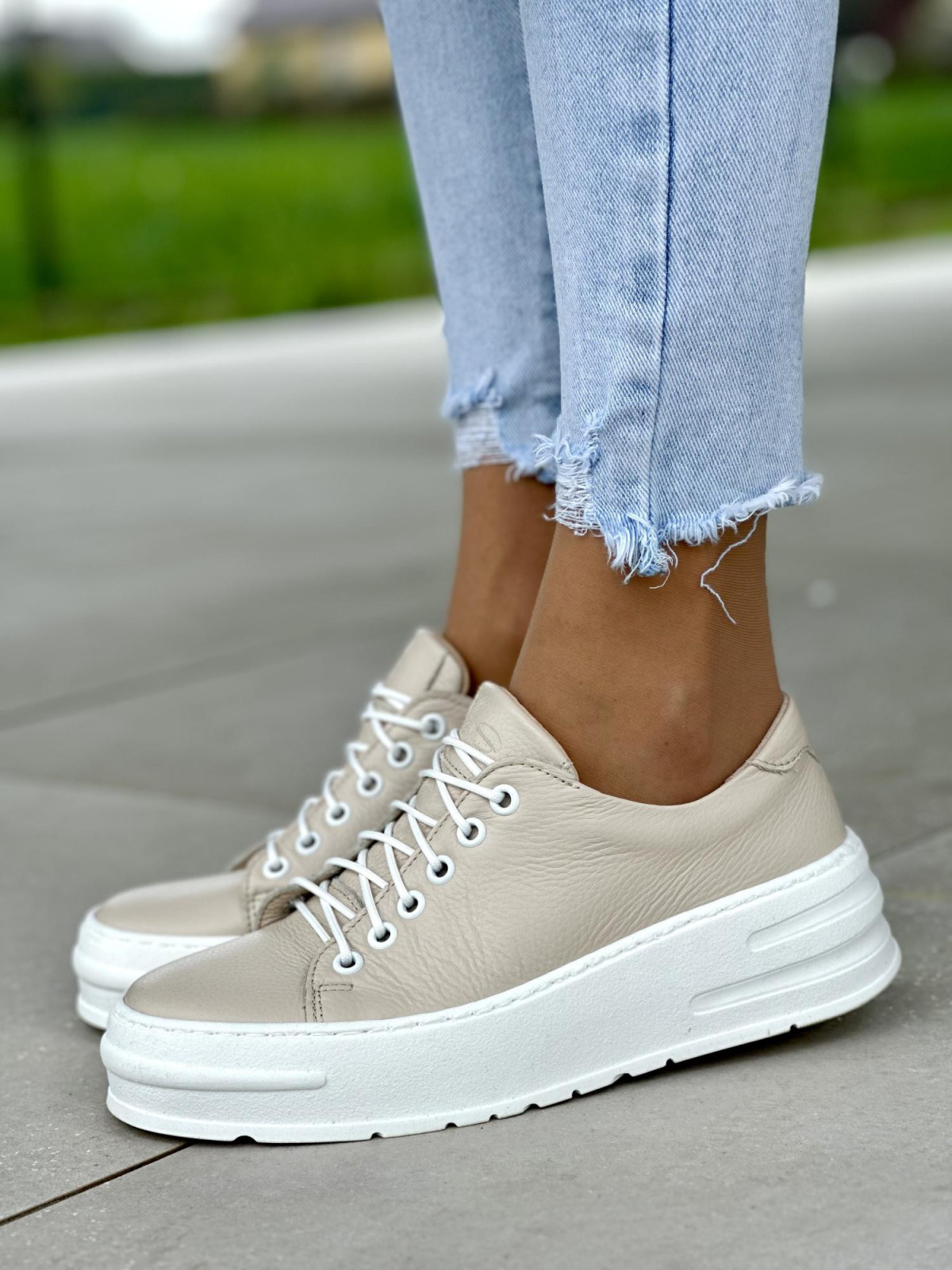 Klasyczne beżowe trampki damskie na białej wyższej podeszwie, skóra naturalna